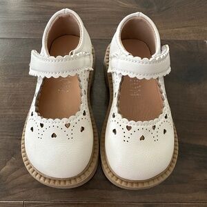 Toddler Girl White Dress Shoes with Cut Out Design 7T